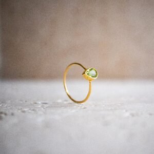 Zierlicher tröpfenfömiger Ring mit Peridot aus 925 Sterling Silber vergoldet / Stapelring mit grünem Stein handgemacht gold