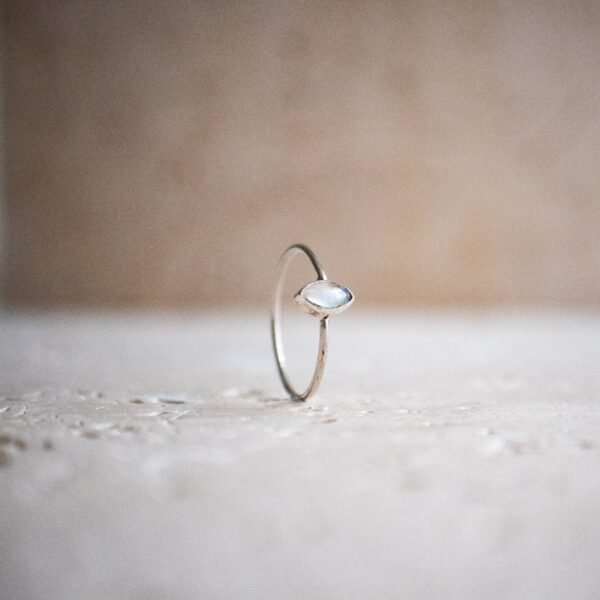 Feiner Regenbogen Mondstein Ring aus 925 Sterling Silber augenförmig – Bild 5