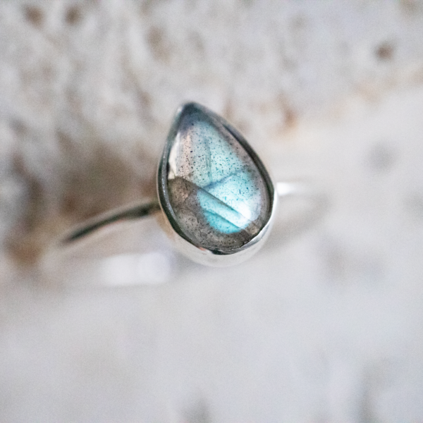 Zierlicher tropfenförmiger Ring mit Labradorit aus 925 Sterling Silber / Stapelring Träne handgemacht – Bild 2