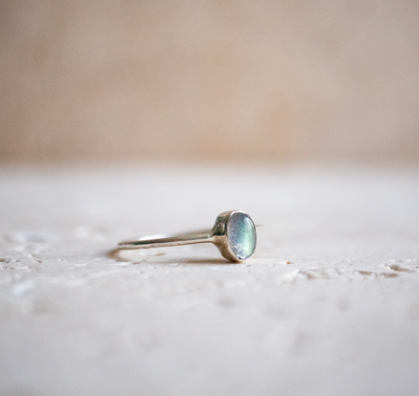 Zierlicher Labradorit Ring aus 925 Sterling Silber / ovaler Stapelring handgemacht – Bild 5