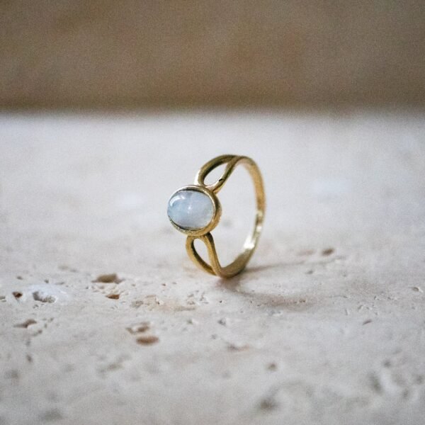 Mondstein Ring gold oval im Vintage Stil handgemacht