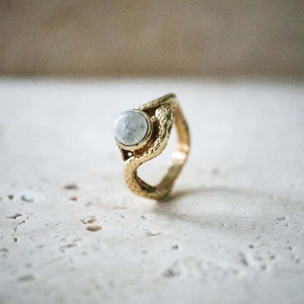 Schlangen Ring gold Mondstein asymmetrisch handgemacht – Bild 3