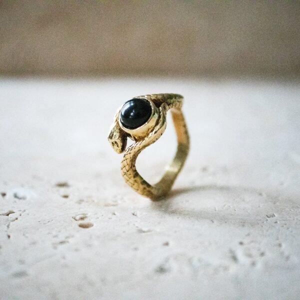 Schlange Ring gold schwarzer Onyx asymmetrisch handgemacht