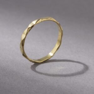 Zierlicher simpler Ring gold mit geometrischen Muster handgemacht