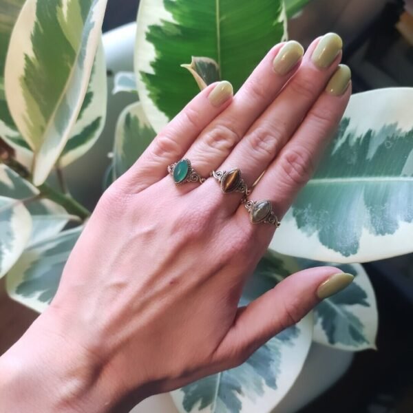 Grüner Onyx Ring mit ovalem Stein verspielt in gold handgefertigt – Bild 3