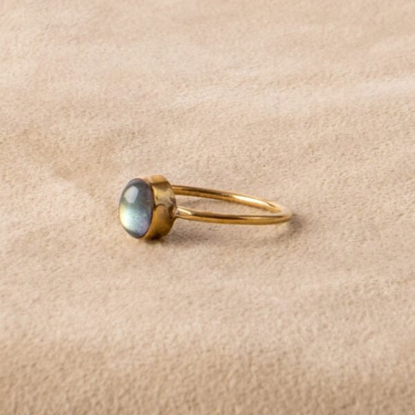Feiner Labradorit Ring mit ovalem Stein handgemacht