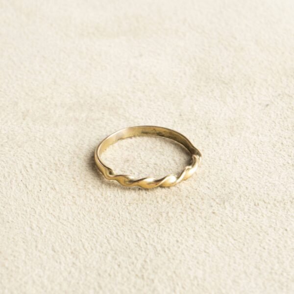 Feiner gedrehter Ring gold handgemacht - Stapelring aus Messing – Bild 5