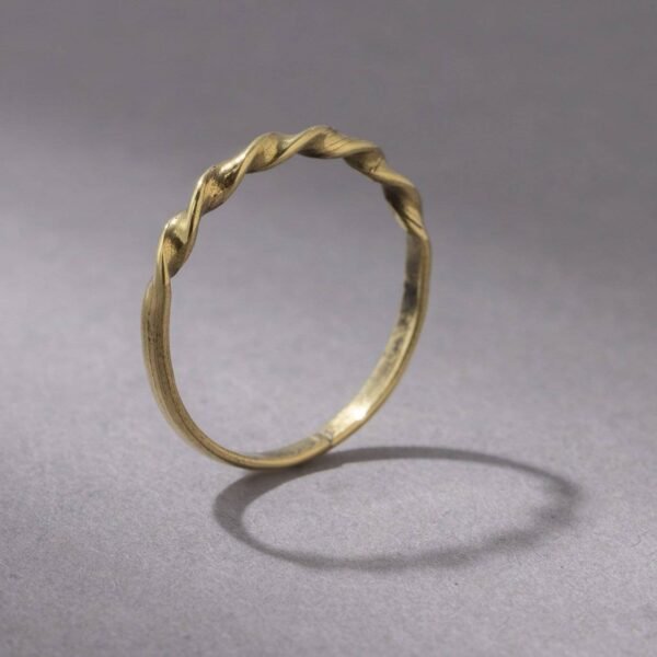 Feiner gedrehter Ring gold handgemacht - Stapelring aus Messing – Bild 4