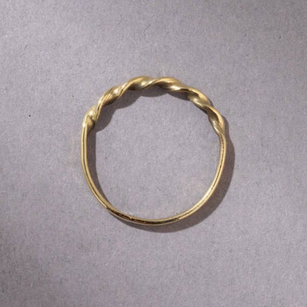 Feiner gedrehter Ring gold handgemacht - Stapelring aus Messing – Bild 6