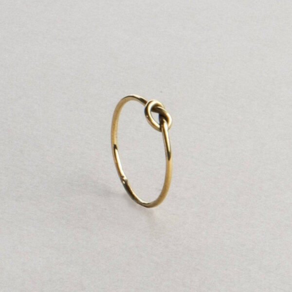 Feiner Ring mit Knoten gold handgemacht - Brezel Stapelring aus Messing – Bild 4
