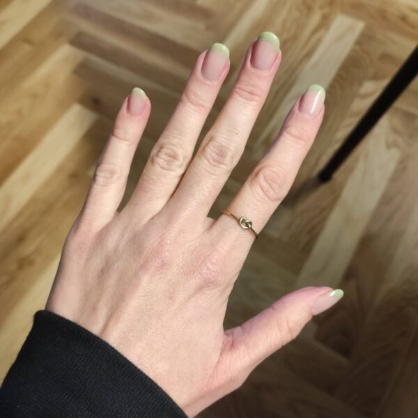 Feiner Ring mit Knoten gold handgemacht - Brezel Stapelring aus Messing – Bild 3