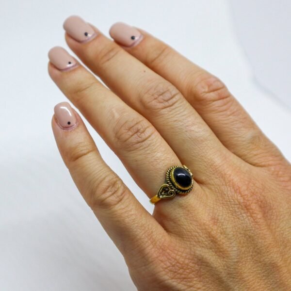 Schwarzer Onyx Ring mit ovalem Stein verspielt gold handgemacht – Bild 2