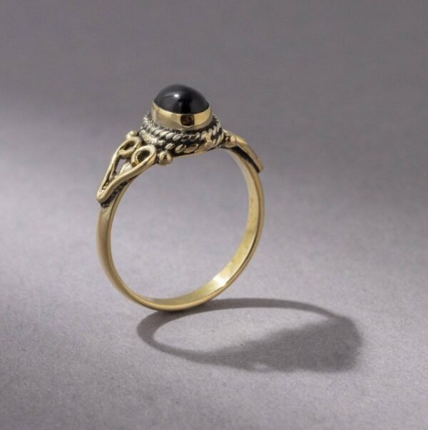 Schwarzer Onyx Ring mit ovalem Stein verspielt gold handgemacht