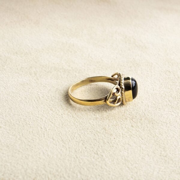 Schwarzer Onyx Ring mit ovalem Stein verspielt gold handgemacht – Bild 5