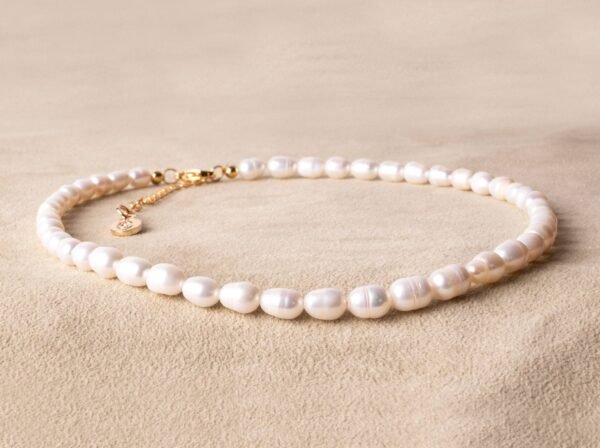 Perlenkette Sommer Unisex – Handgemachte Kette mit Süßwasserperlen in Gold, 40-45 cm verstellbar – Bild 3