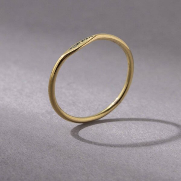 Feiner kleiner Siegelring gold handgefertigt - Stapelring aus Messing – Bild 4