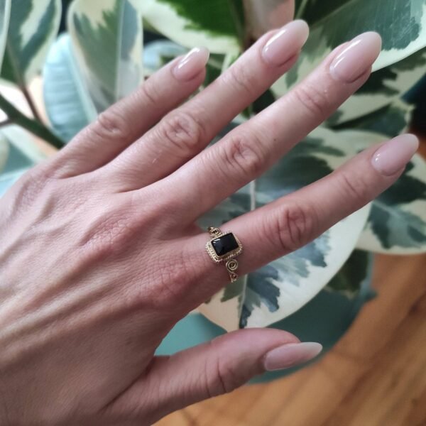 Schwarzer Onyx Ring eckig gold Jugendstil – Bild 2